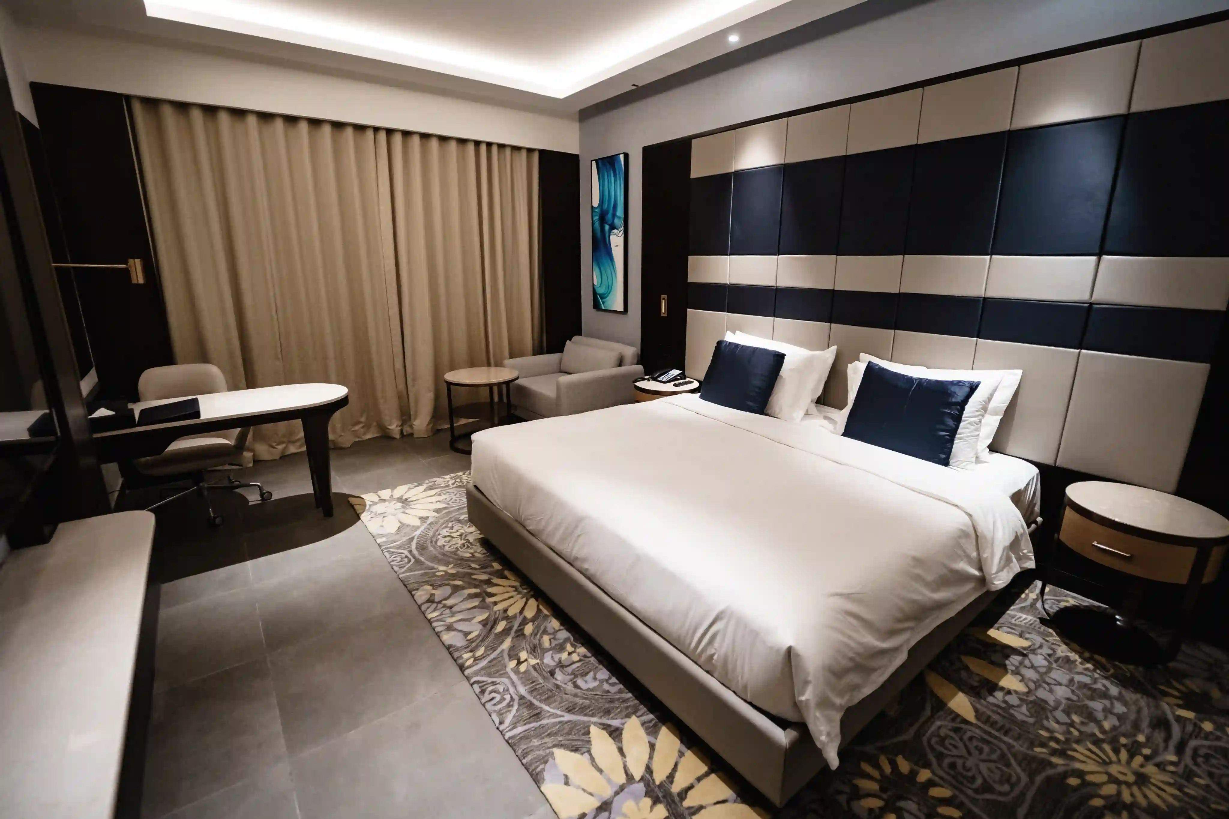 Luxury King Room With Balcony Canal View
